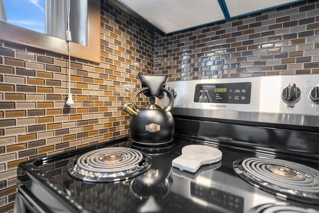 Yeg Chic Luxury Accommodation Edmonton Exteriör bild